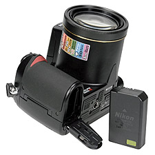 Nikon Coolpix 8800: Lithium-Ionen-Akku im Handgriff