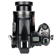 Nikon Coolpix 8800: Topansicht mit Blitzschuh und Bedienelementen
